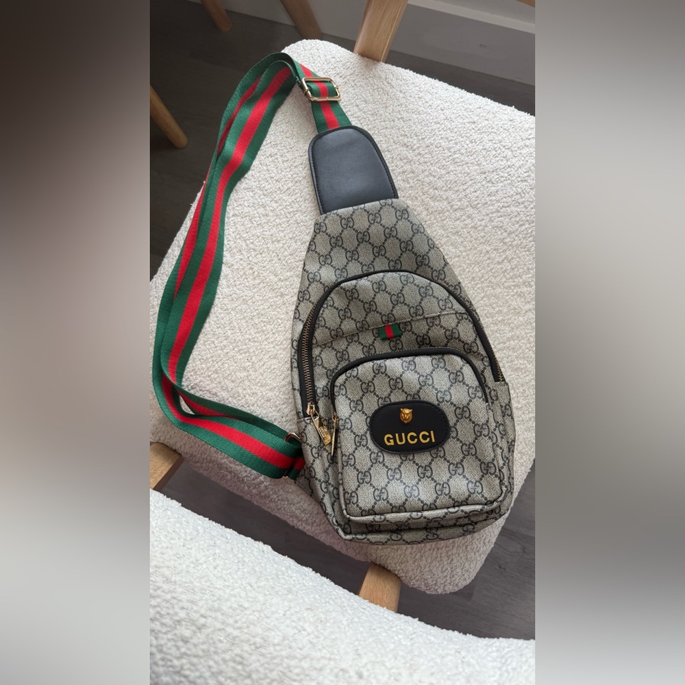Gucci Beige and Black Belt Bag with Red and Green Accents - Picture 2 of 8